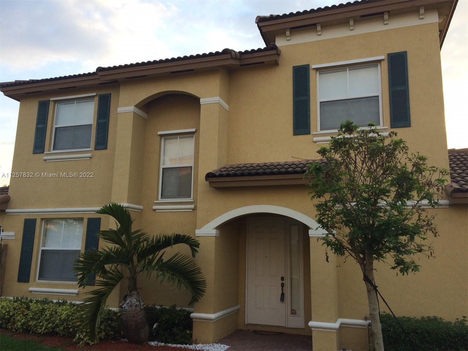 Spacious townhouse 3 bedrooms, 2.5 bathrooms.
A must see !!!
