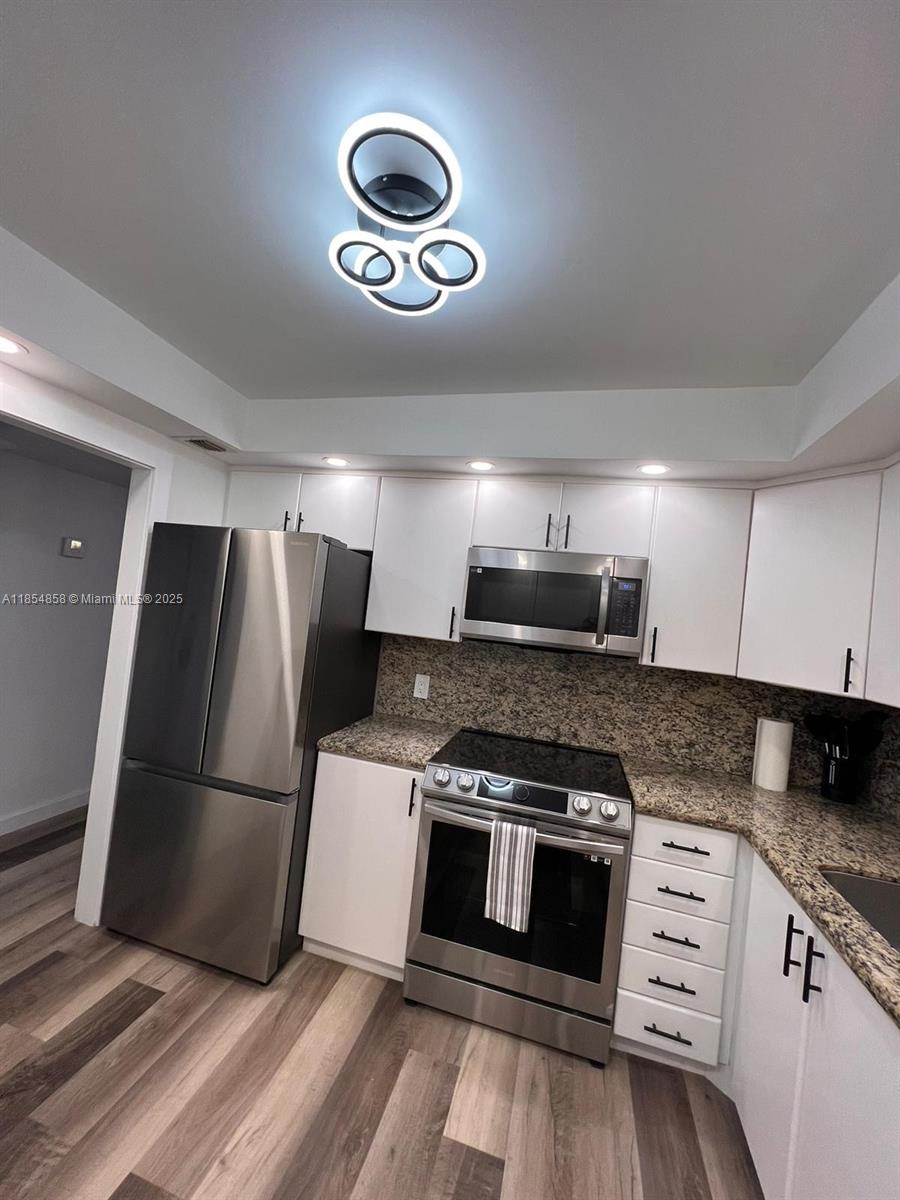 HALLMARK OF HOLLYWOOD CON - Residential Lease