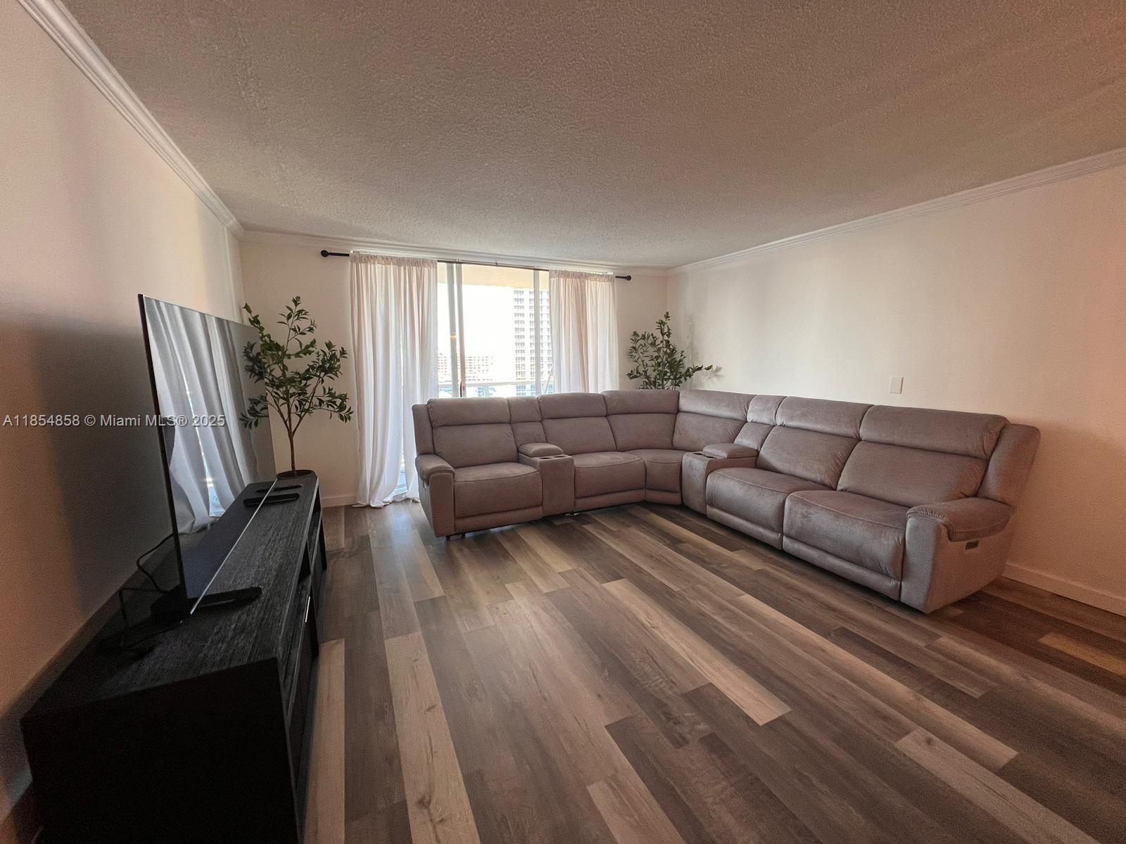 HALLMARK OF HOLLYWOOD CON - Residential Lease