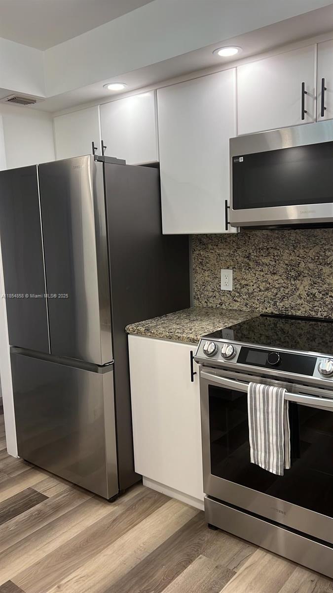 HALLMARK OF HOLLYWOOD CON - Residential Lease