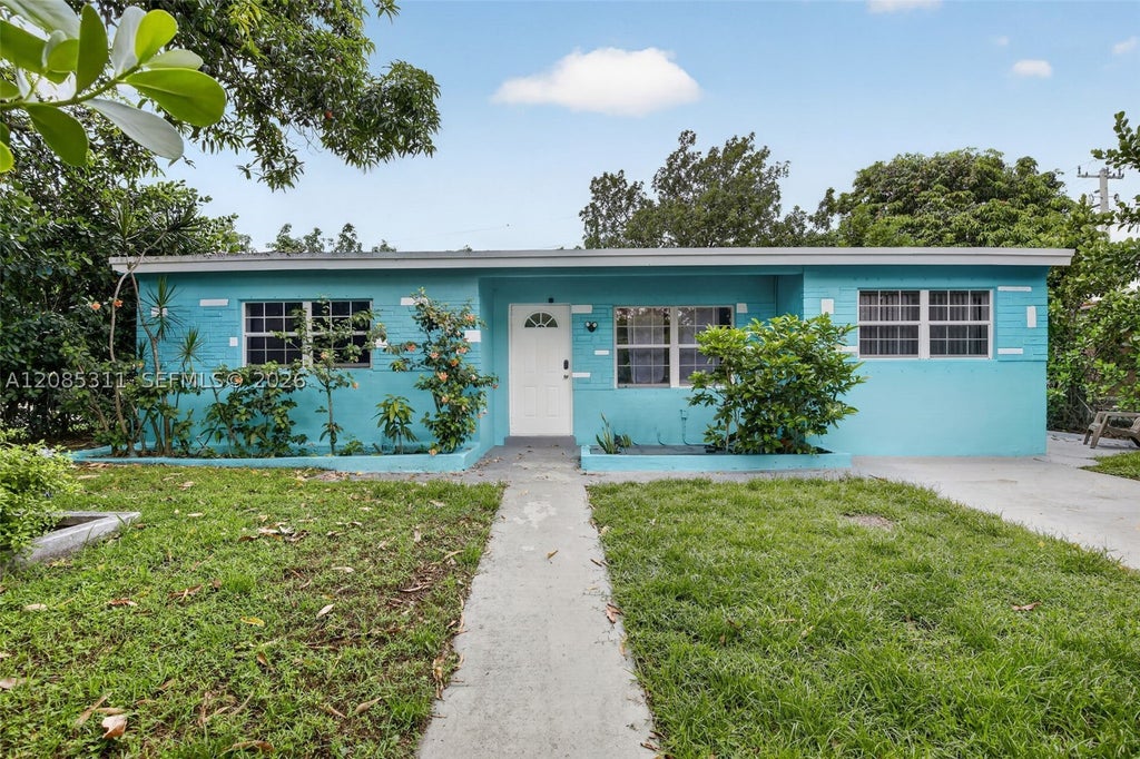 Photo of 6238 Hayes St, Hollywood, FL 33024 (MLS # A12085311)