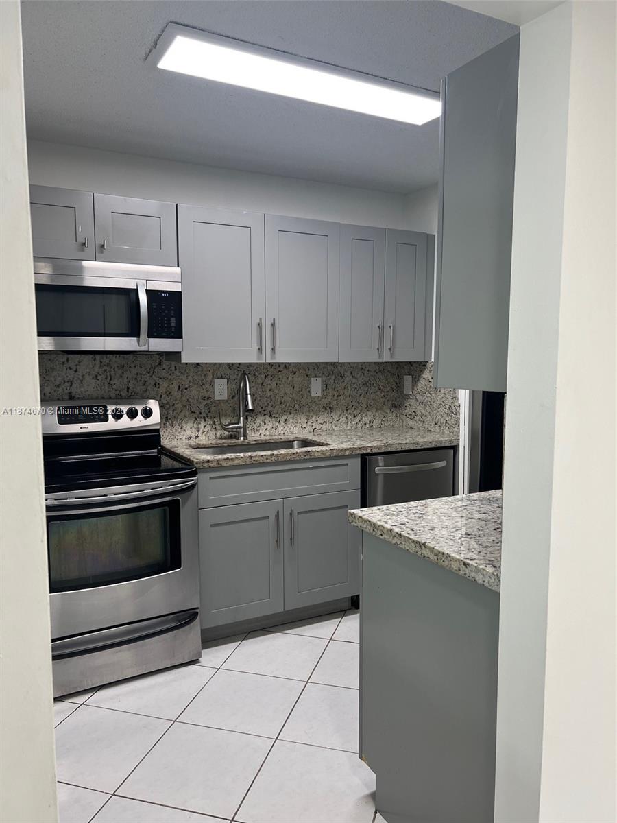 Gated comunity , 2 bedrooms 2 baths, good condition, tenant moving out in 7 days.2 months rent, First and security.credit score must be 650 or more!!!Showings every day except Saturdays.