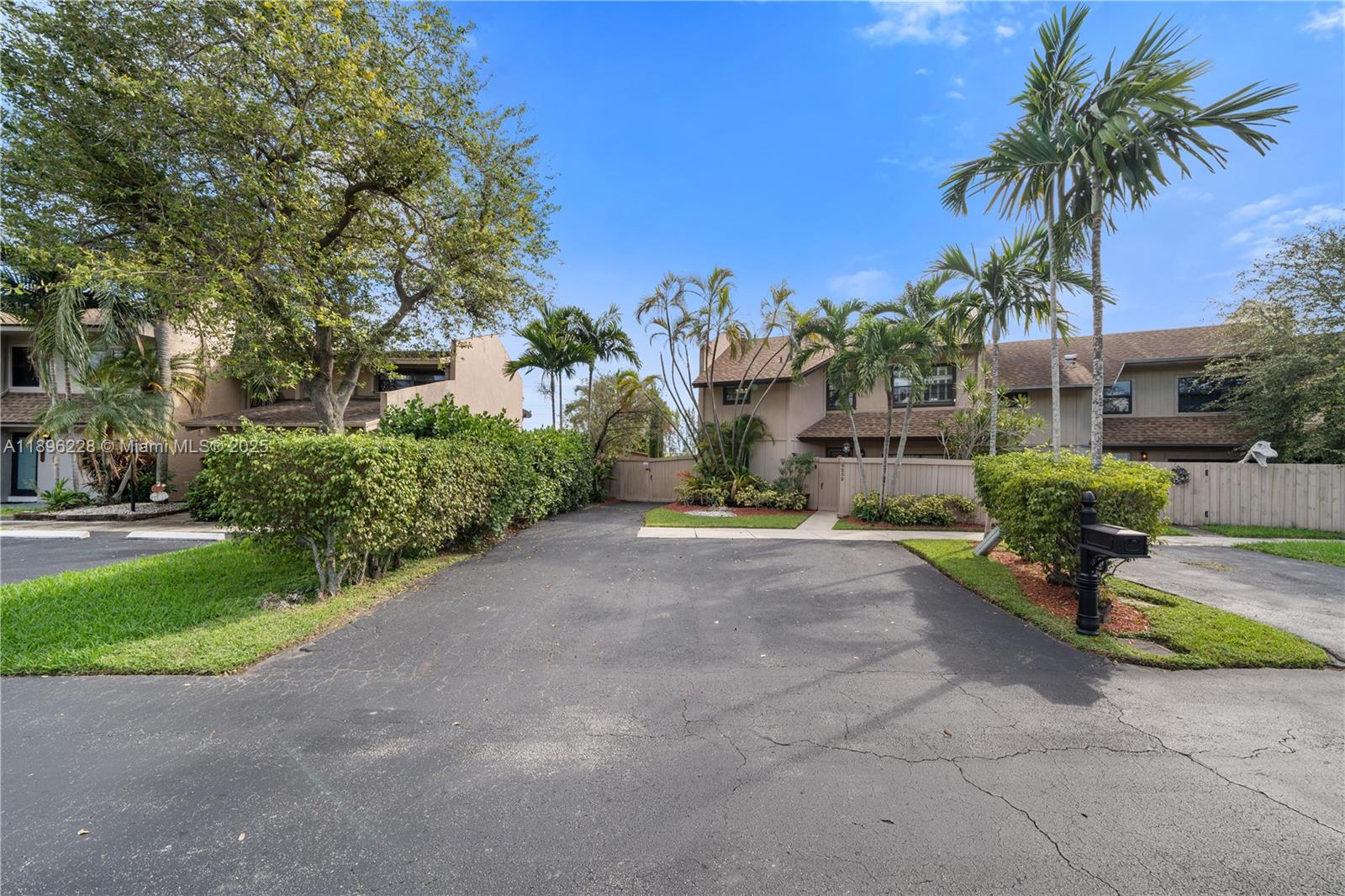 BRIAR BAY TWNHS ESTATES - Residential