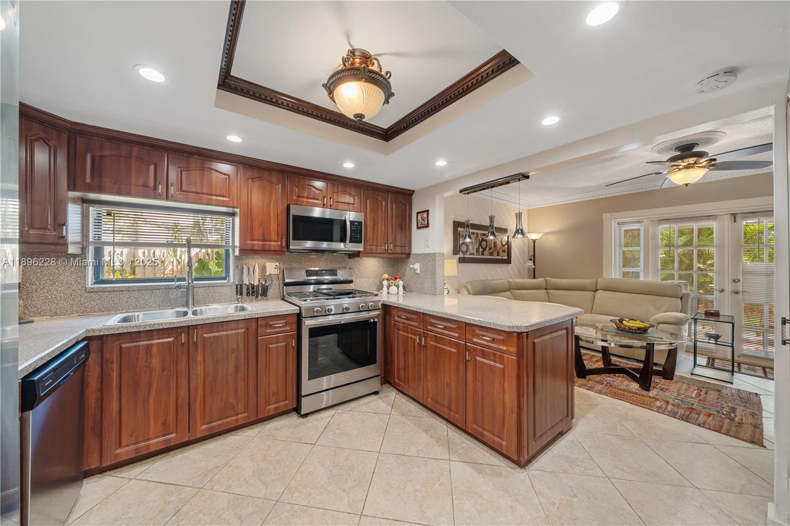 BRIAR BAY TWNHS ESTATES - Residential