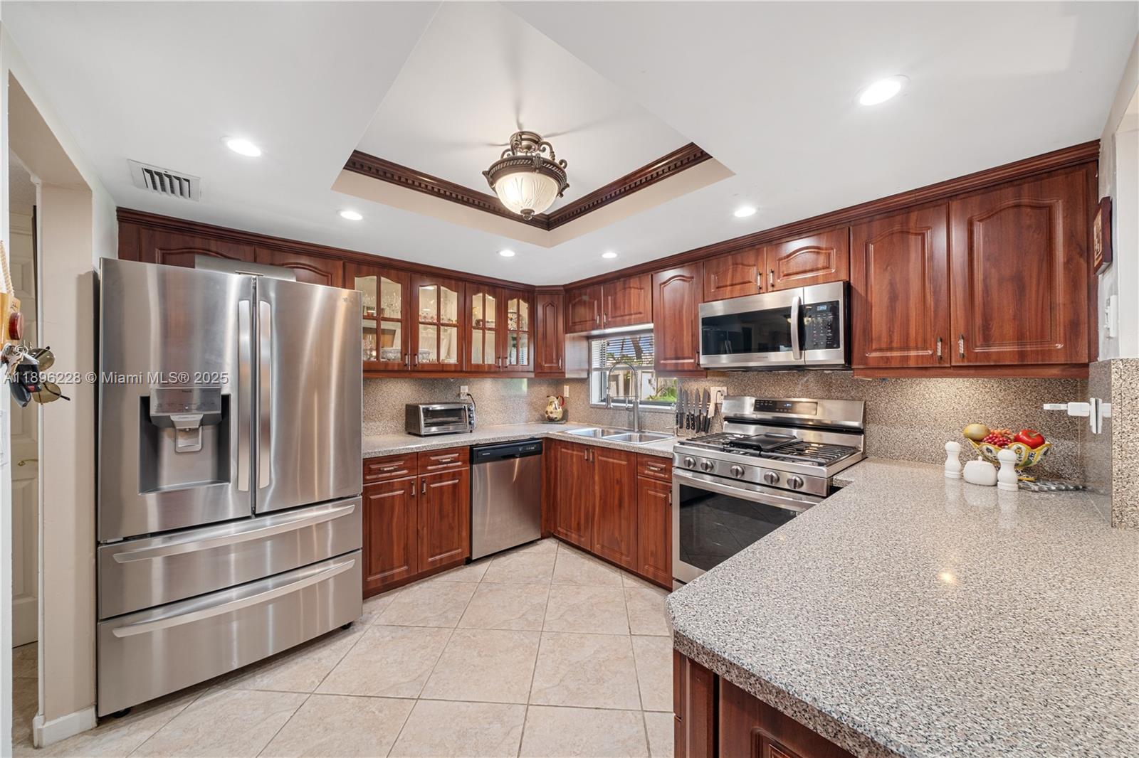 BRIAR BAY TWNHS ESTATES - Residential