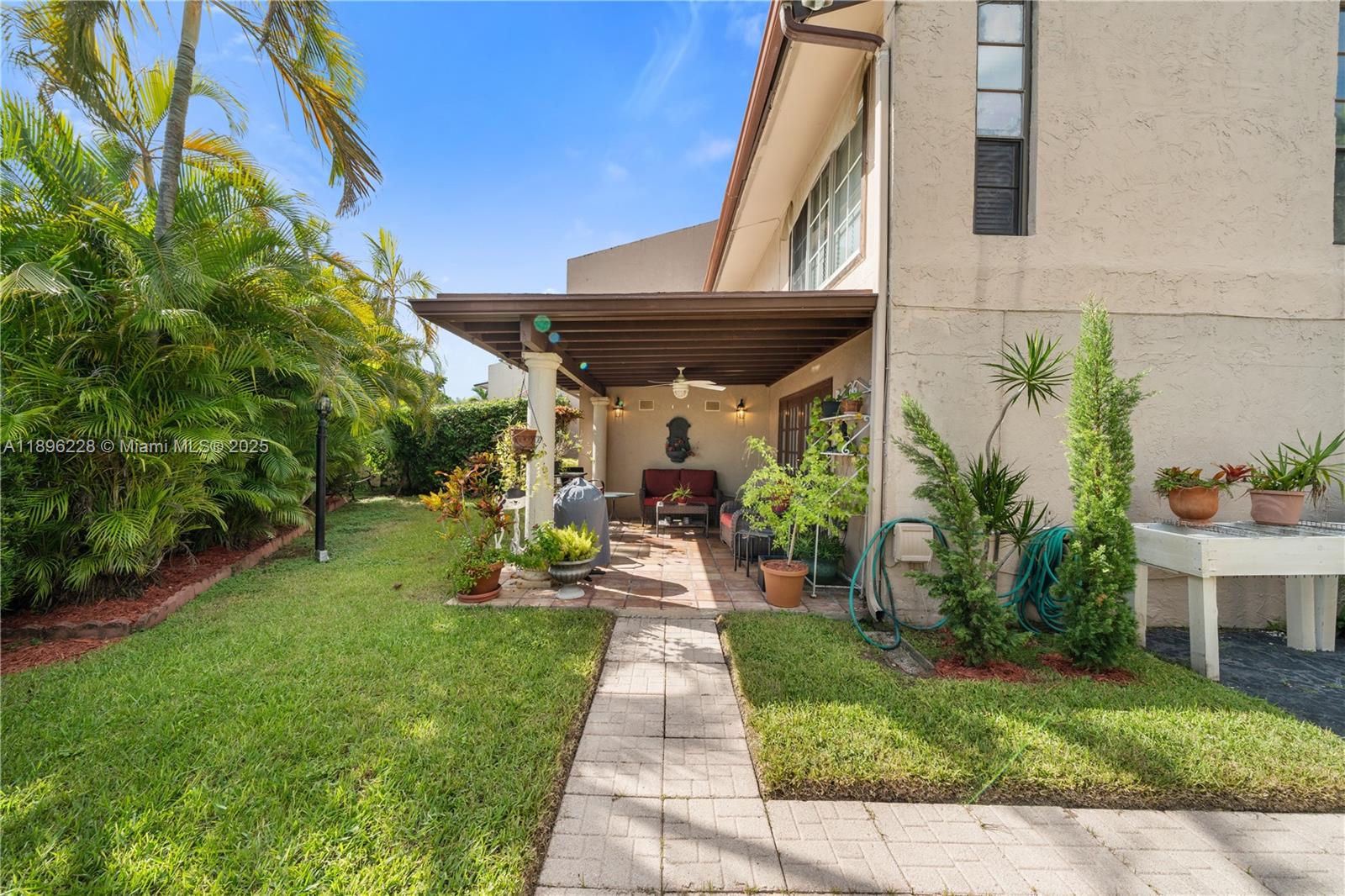 BRIAR BAY TWNHS ESTATES - Residential