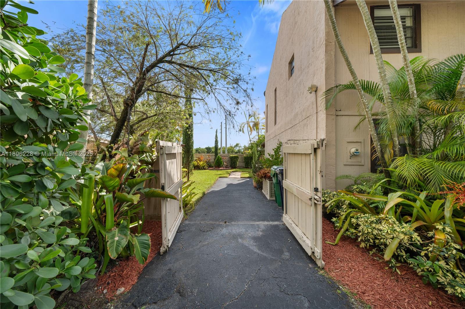 BRIAR BAY TWNHS ESTATES - Residential