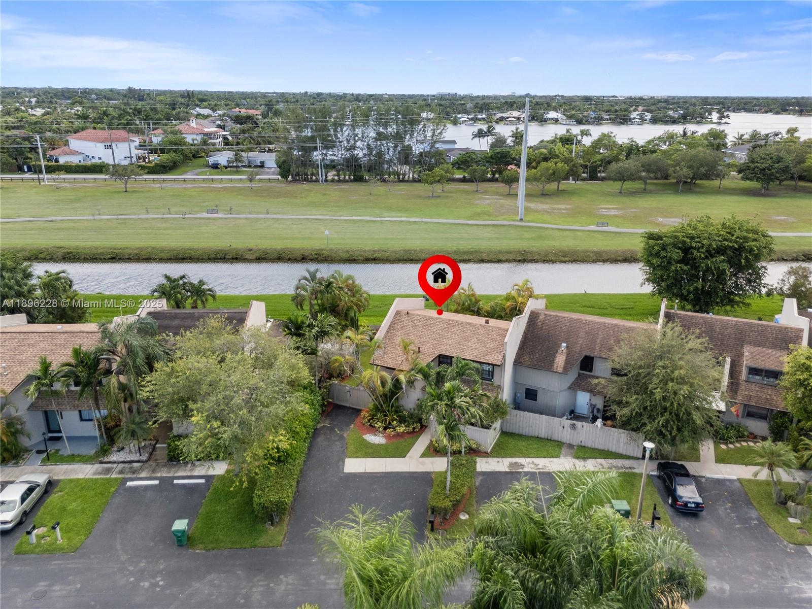 BRIAR BAY TWNHS ESTATES - Residential