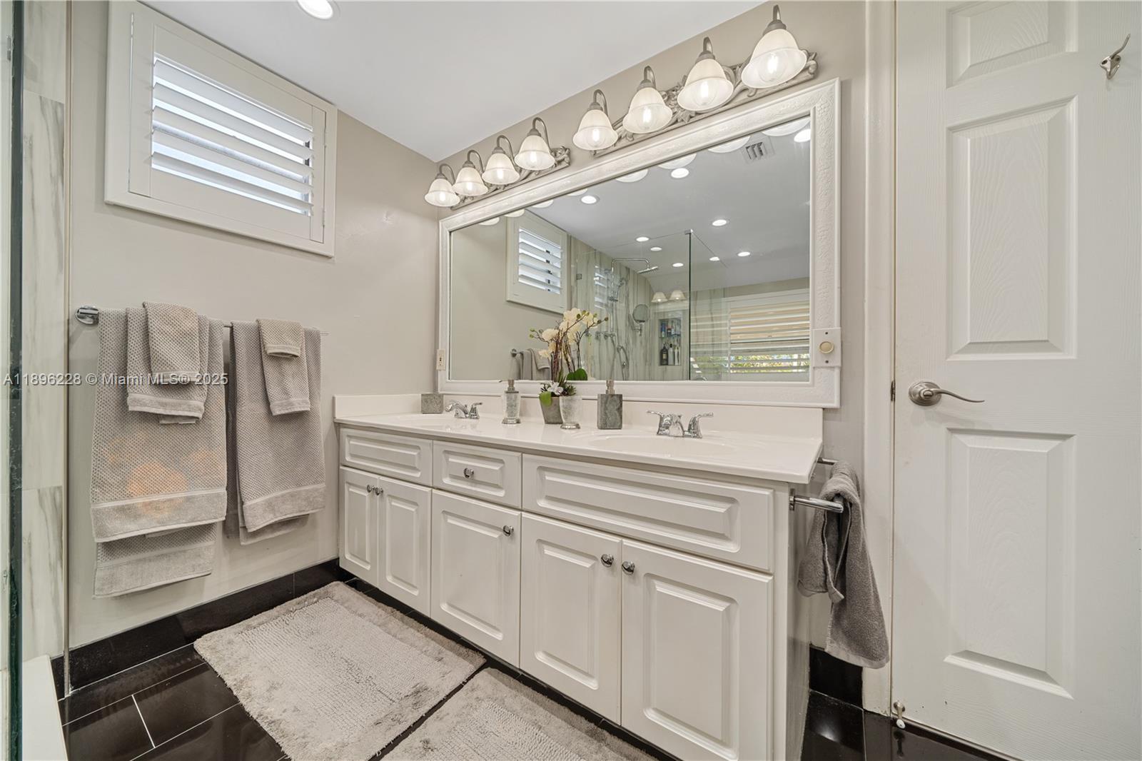 BRIAR BAY TWNHS ESTATES - Residential