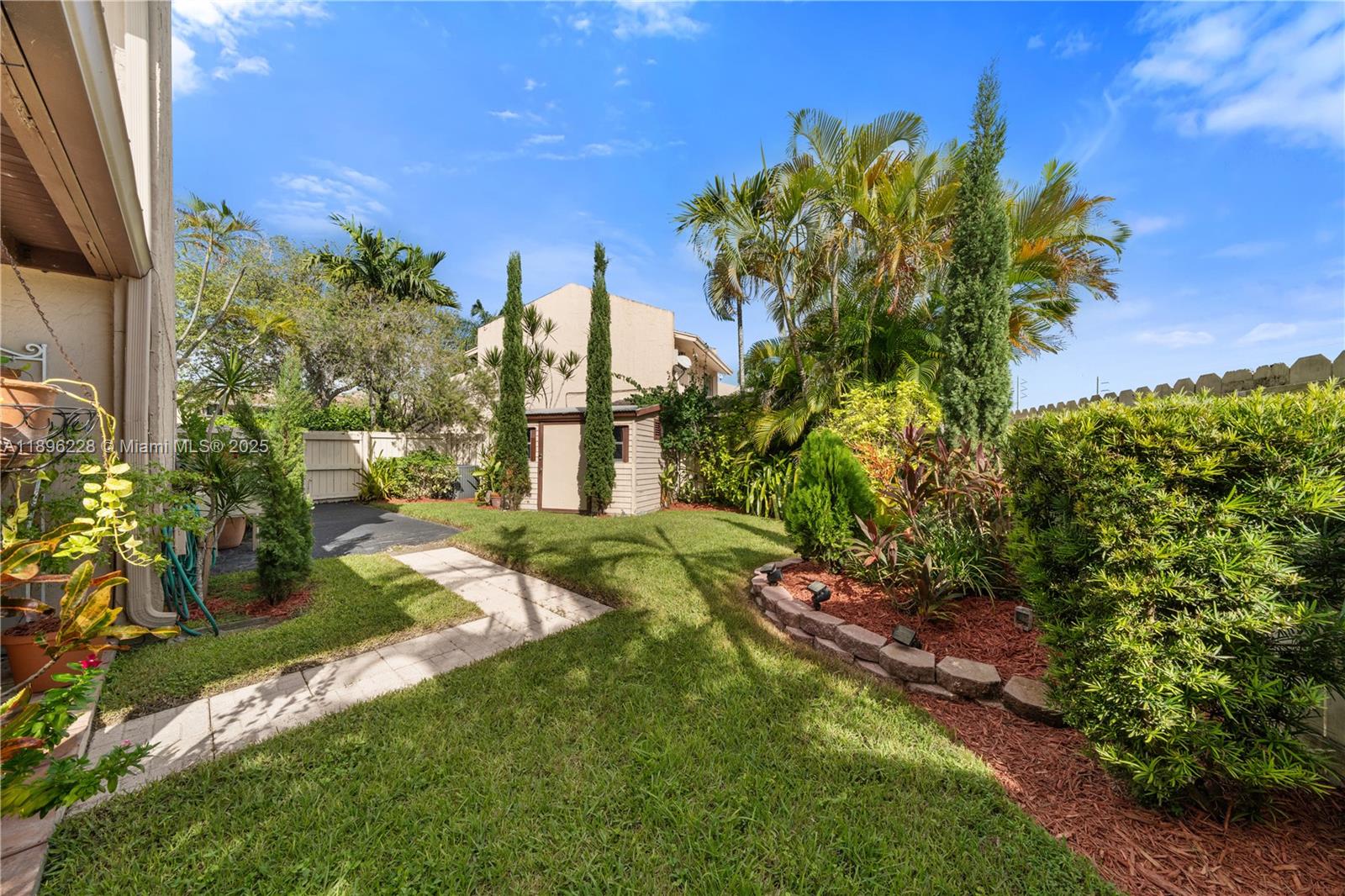 BRIAR BAY TWNHS ESTATES - Residential