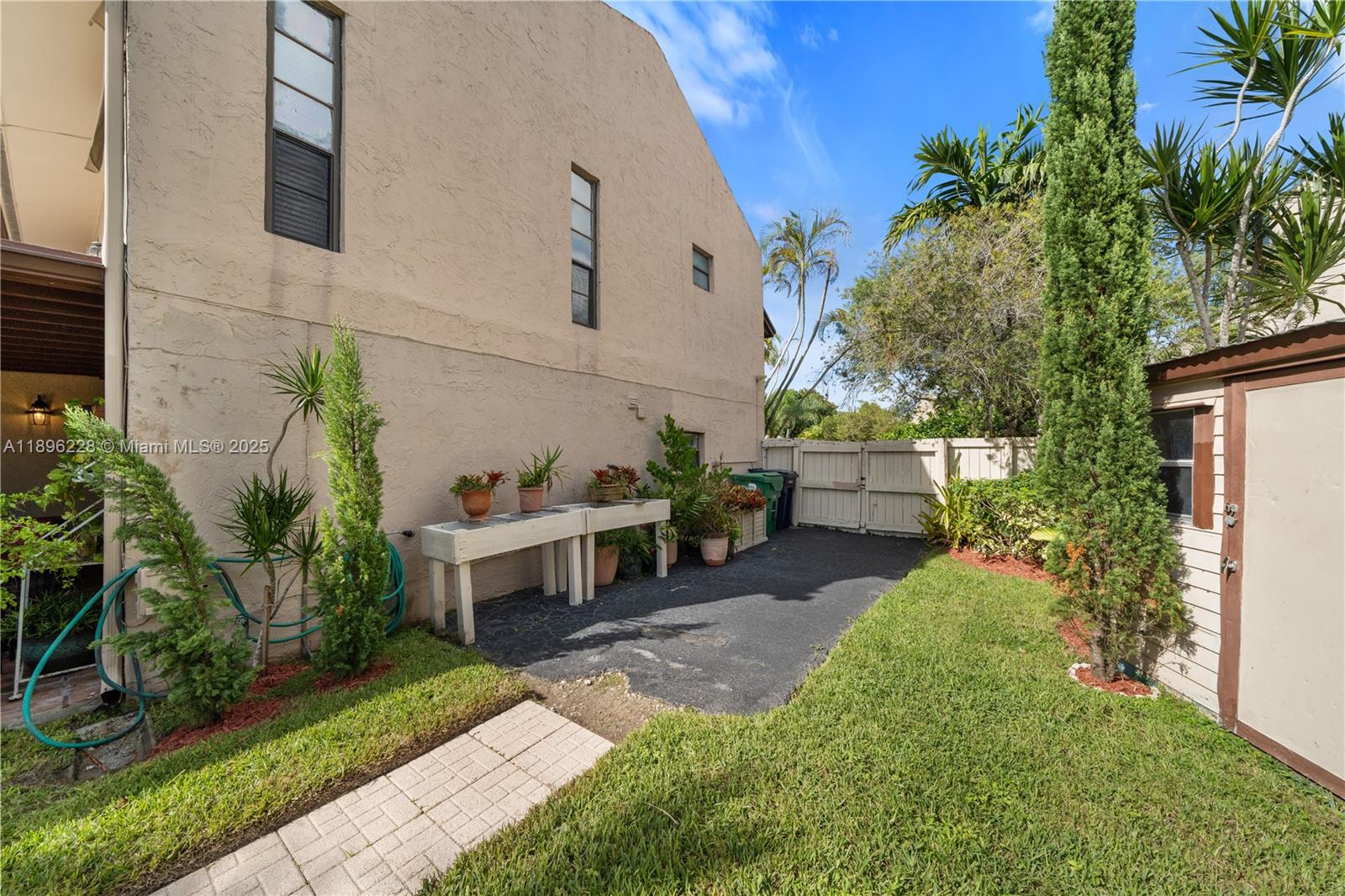 BRIAR BAY TWNHS ESTATES - Residential