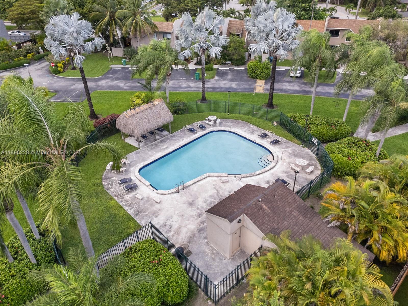 BRIAR BAY TWNHS ESTATES - Residential