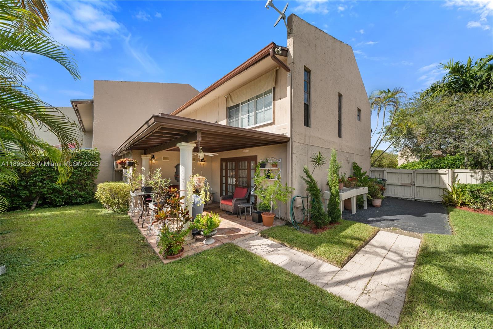 BRIAR BAY TWNHS ESTATES - Residential