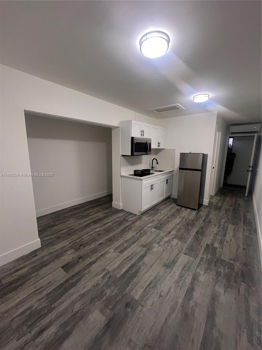 Beautiful studio Located in a fully remodeled multifamily building, it features brand-new appliances,
fresh paint, and beautiful new flooring throughout. The property is fully fenced, providing added privacy and
security. Enjoy the ease of dedicated parking and quick access to major highways, making your daily commute a
breeze. Don’t miss out on this move-in ready home in a prime location!