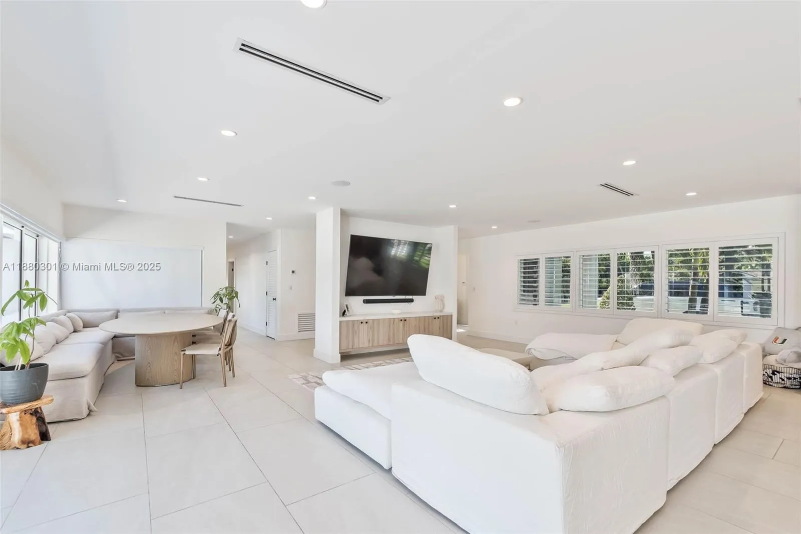 Palmetto Bay, Florida 33158, United States, 5 Bedrooms Bedrooms, ,4 BathroomsBathrooms,Residential,Active,212395