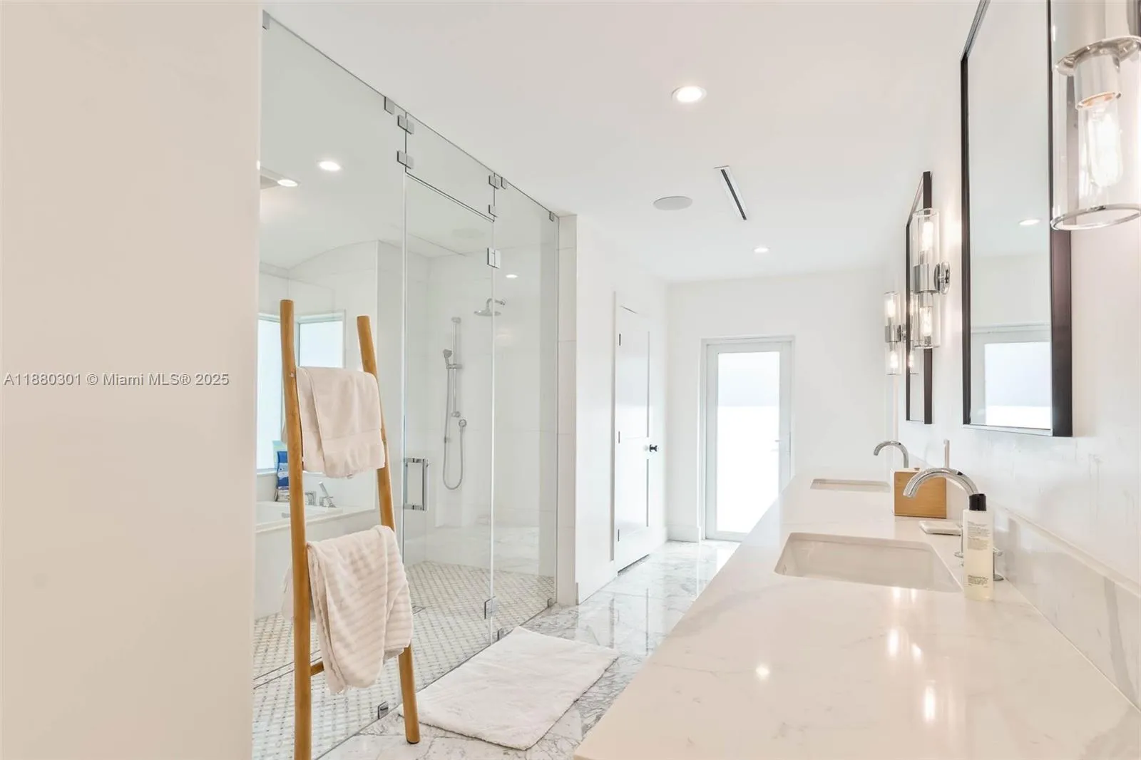 Palmetto Bay, Florida 33158, United States, 5 Bedrooms Bedrooms, ,4 BathroomsBathrooms,Residential,Active,212395