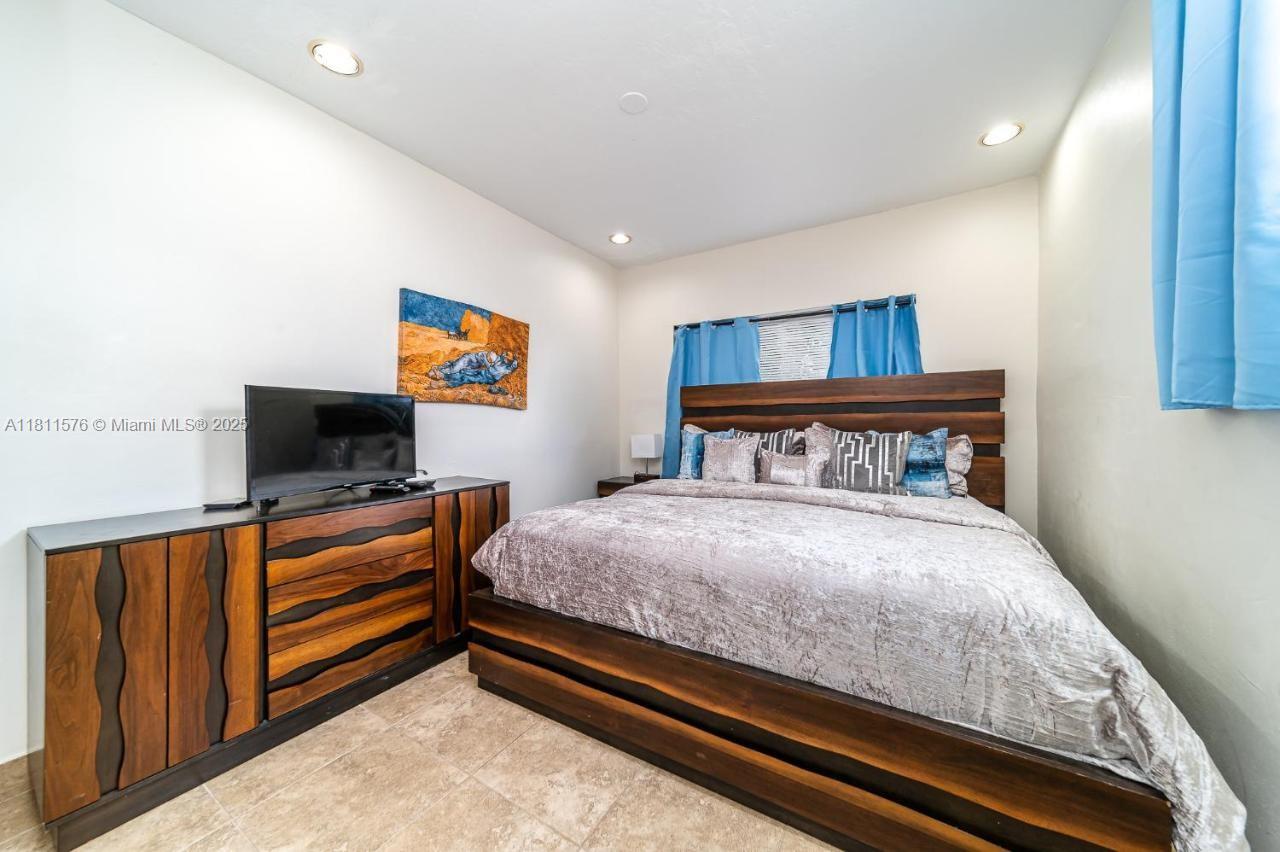 7120 Duval St