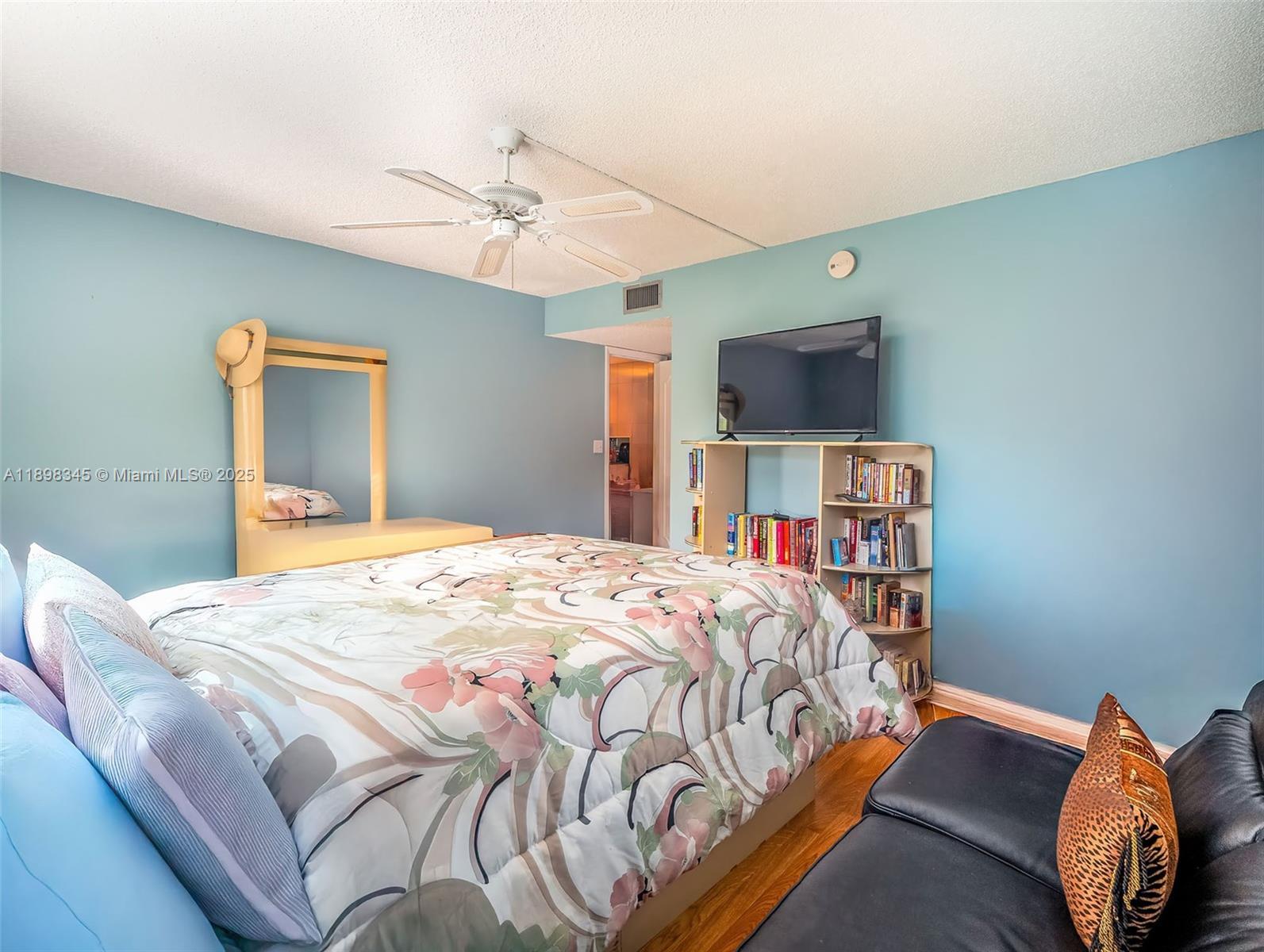 LAKEWOOD ON THE GREEN CON - Residential