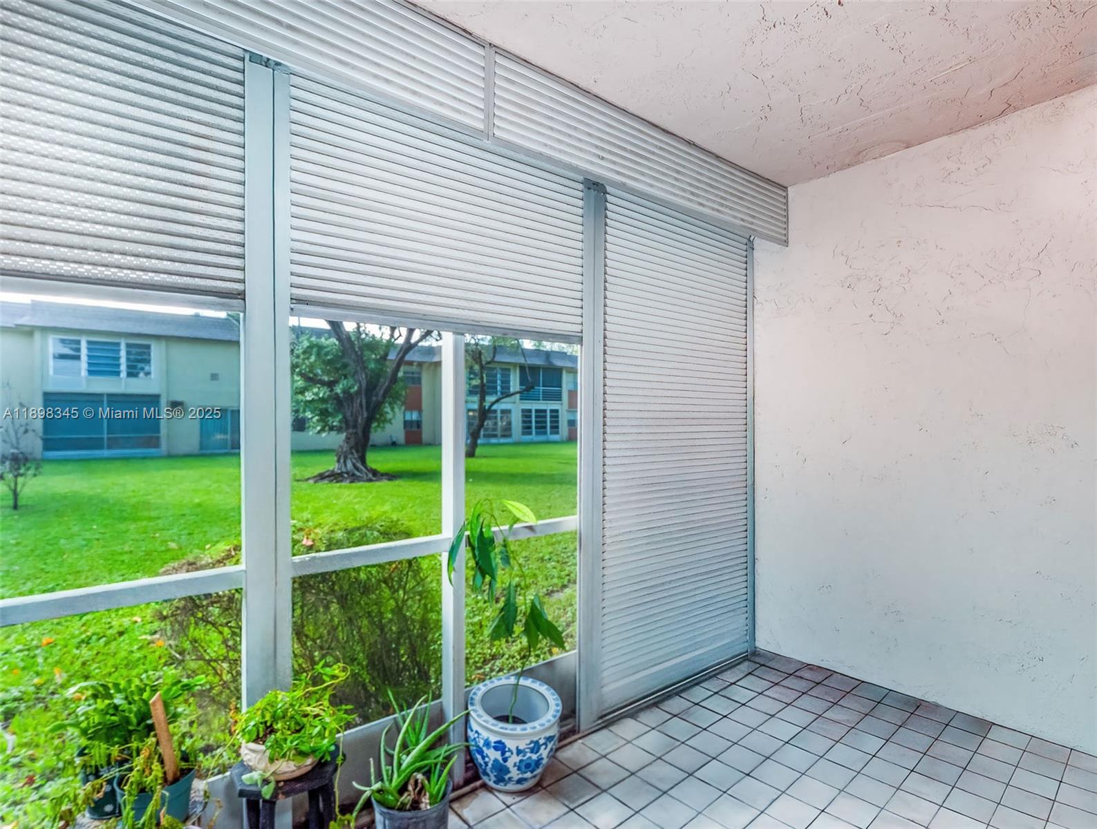 LAKEWOOD ON THE GREEN CON - Residential