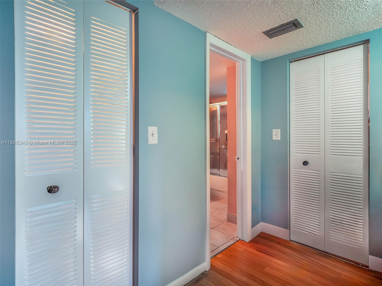 LAKEWOOD ON THE GREEN CON - Residential