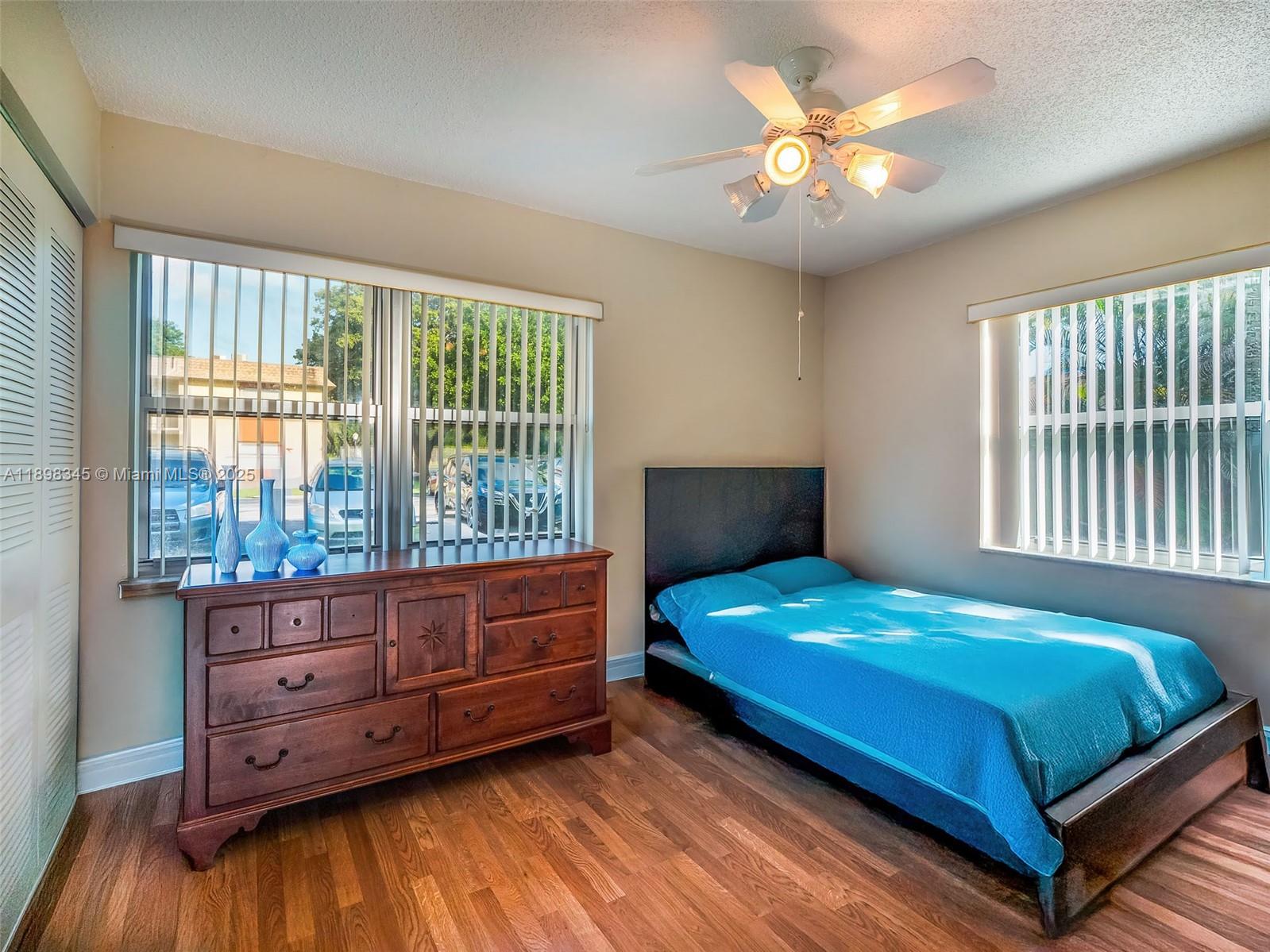 LAKEWOOD ON THE GREEN CON - Residential