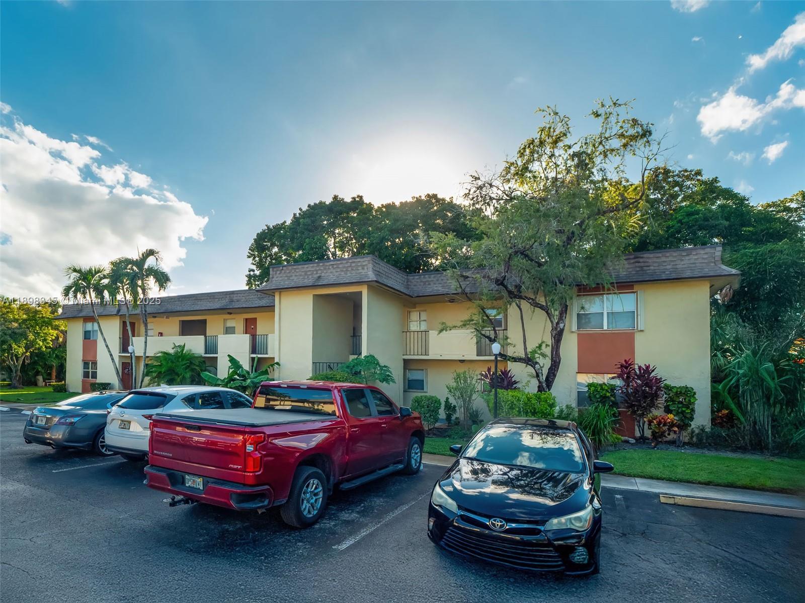 LAKEWOOD ON THE GREEN CON - Residential