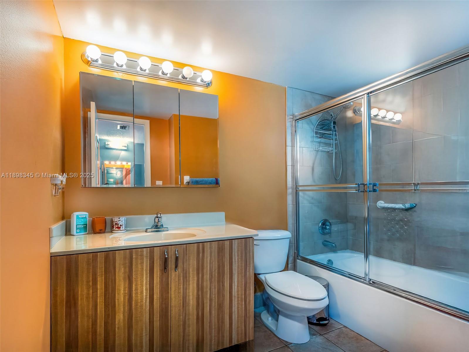 LAKEWOOD ON THE GREEN CON - Residential