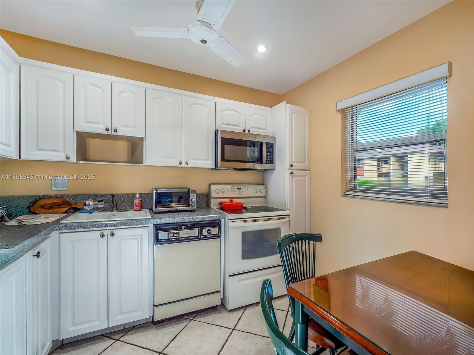 LAKEWOOD ON THE GREEN CON - Residential