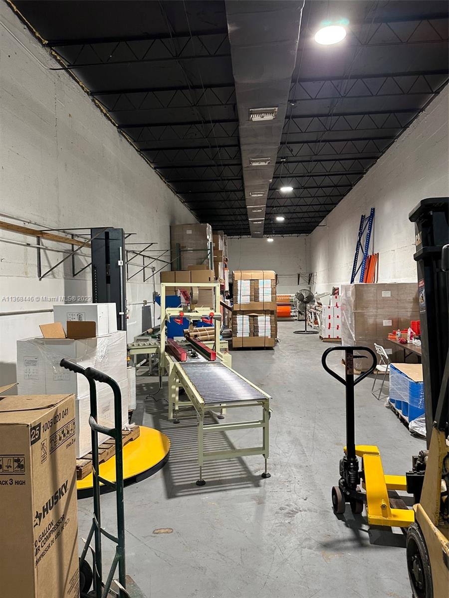 Renovated Warehouse available, in super busy street
no water available now (proceedings with the city), only storage