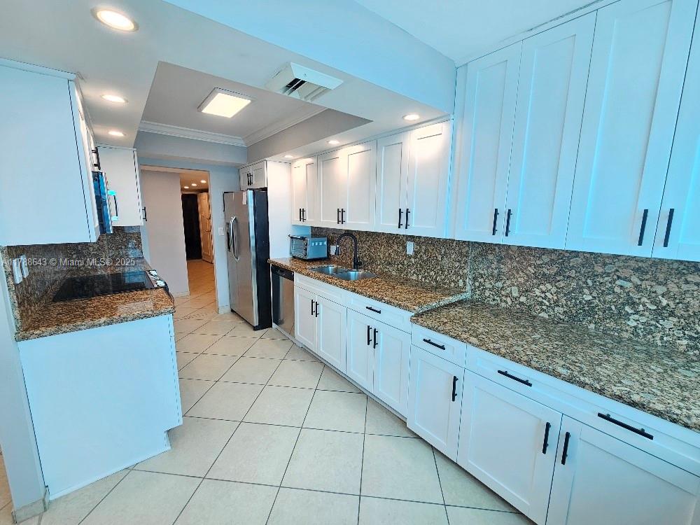 Property for Sale at 18041 Biscayne Blvd 1005, Aventura, Miami-Dade County, Florida - Bedrooms: 2 
Bathrooms: 2  - $336,000