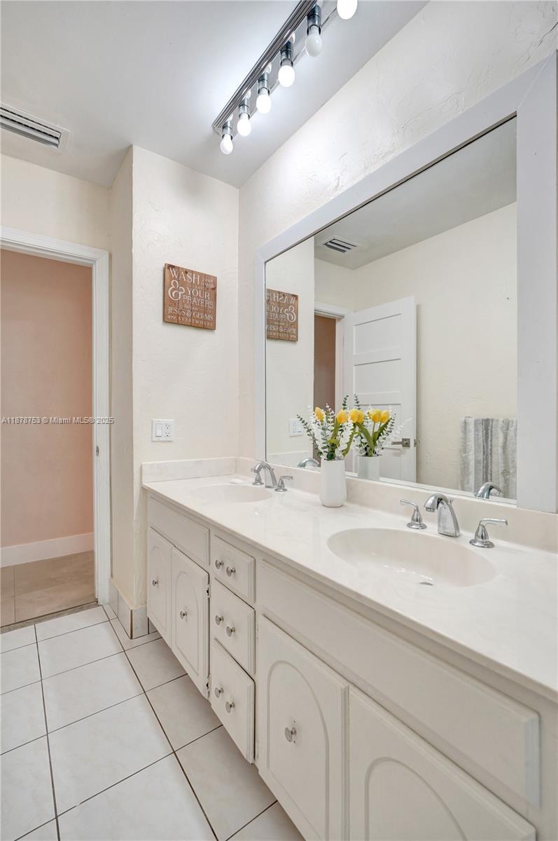 CORAL SPRINGS VILLAGE GRE - Residential