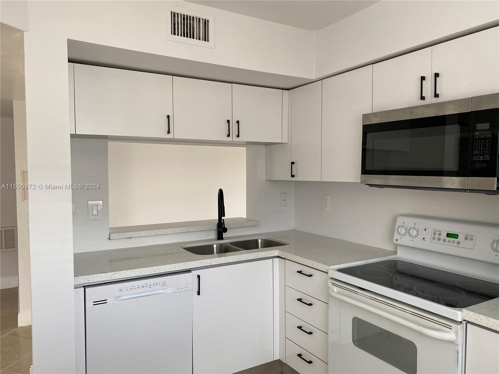 Beautiful 2/2 2nd floor condo, with spectacular lake views, located in a lush 22 acre lake front community, ceramic tile flooring, uptaded kitchen, with granite countertops. Excellent Plantation schools and location, nice and peaful complex, steps away from parks, close access to major highways. Full size washer and dryer in unit Community offers: tennis court, pool, exercise room. Two parking spots.