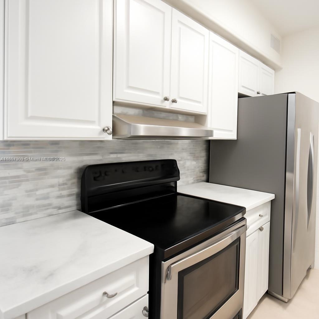 Spacious 2-bedroom, second-floor corner unit with a large great room overlooking the garden. Recently updated master bath and oversized windows bring in abundant natural light. Enjoy community amenities including a pool, small clubhouse, and tennis courts. Conveniently located near I-75, Pines Blvd, and numerous shopping centres—perfect for comfortable, affordable living!