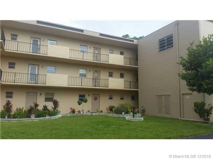 VERY NICE 24HR SECURITY  GATED & QUITE 55+ COMMUNITY  AMAZING AMMENITIES WHICH INCLUDE AN OLYMPIC POOL, SAUNA, JACUZZI, STEAM RM, FITNESS RM,TENNIS COURT,  EXERCISE RMS, BILLIARDS, CARD RM & BALL RM!!! COURTESY BUS, CLOSE TO HARDA ROCK CASINO, SHOPPING, RESTAURANTS, PLUS MUCH MORE. HOPA