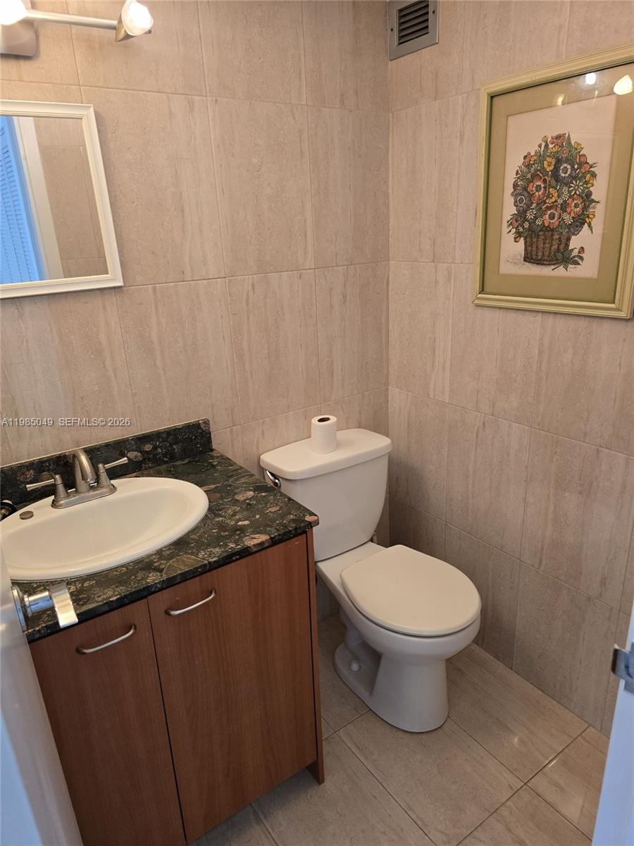 PLAZA OF AMERICAS CONDO P - Residential Lease