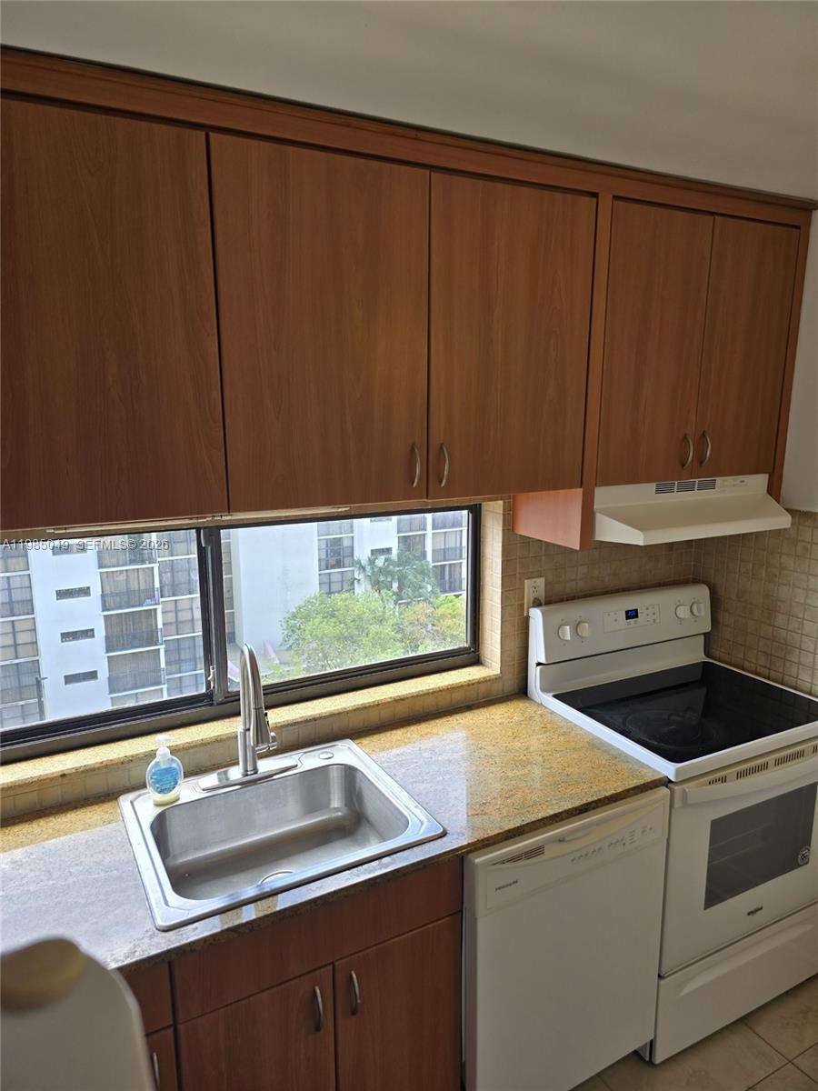 PLAZA OF AMERICAS CONDO P - Residential Lease