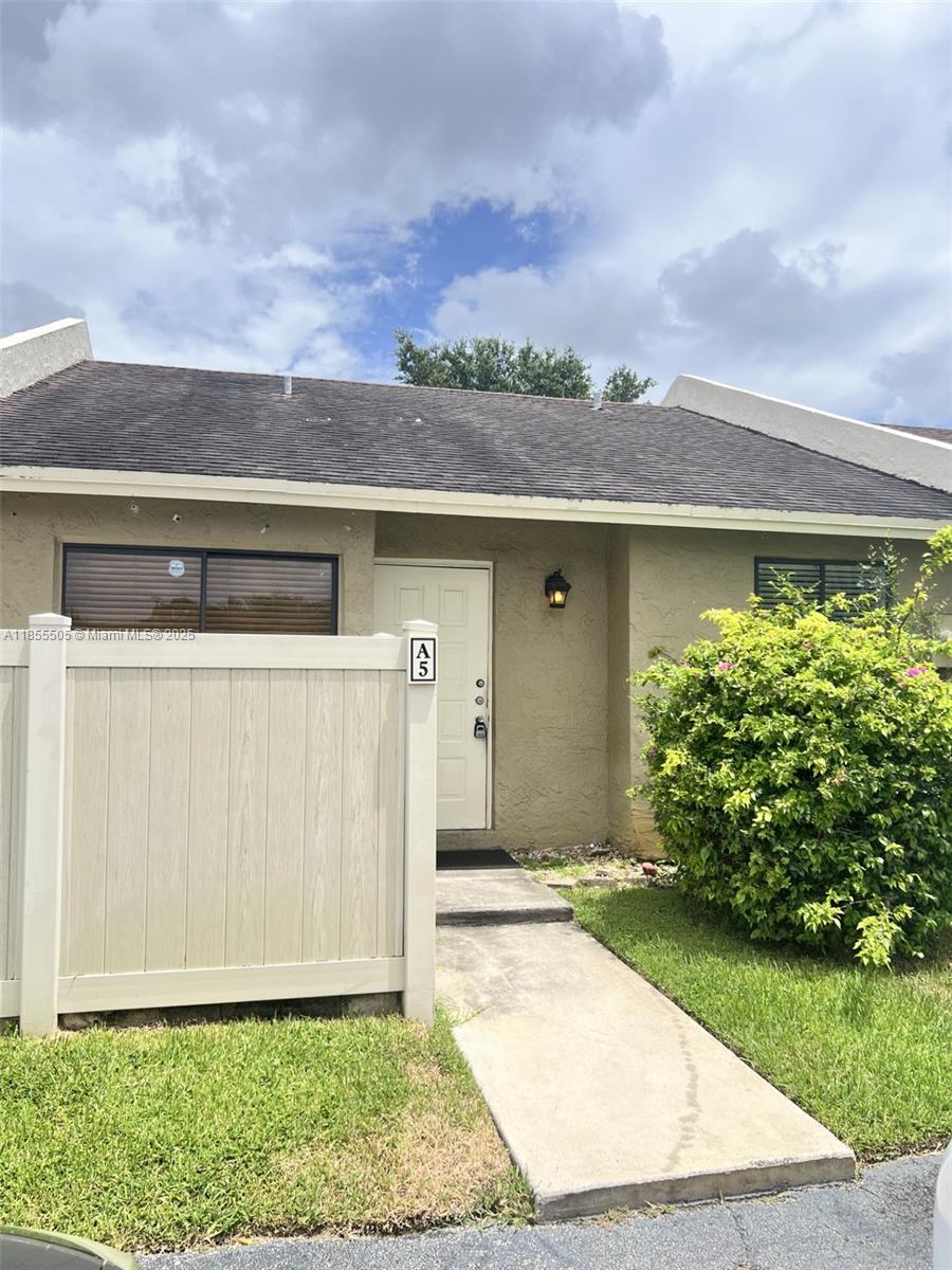 Beautiful, renovated villa, 2 bedrooms and 2 bathrooms with vaulted ceiling and open floor plan, vinyl flooring throughout, freshly painted, new kitchen cabinets, with gorgeous quartz countertops, stainless steel appliances. Two private patios in the front and back of the unit, full size washer and dryer. Excellent location walking distance shopping, great schools. Community pool. Don't miss it!