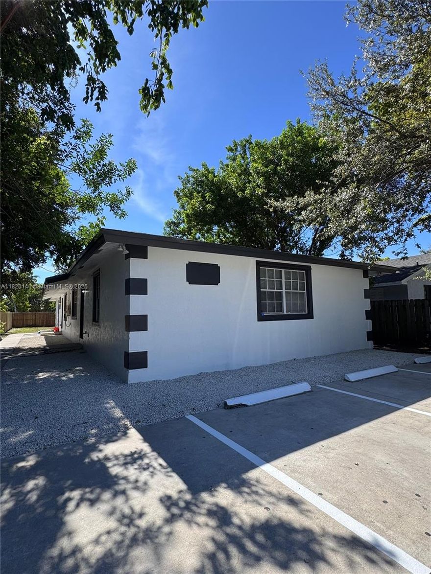 Remodeled 3BR/2BA Duplex – Washer & Dryer Included
Spacious and recently remodeled 3-bedroom, 2-bathroom duplex featuring a modern kitchen, updated bathrooms, and in-unit washer and dryer. Bright and open layout, perfect for comfortable living. Conveniently located in a quiet neighborhood.
Don’t miss this opportunity!