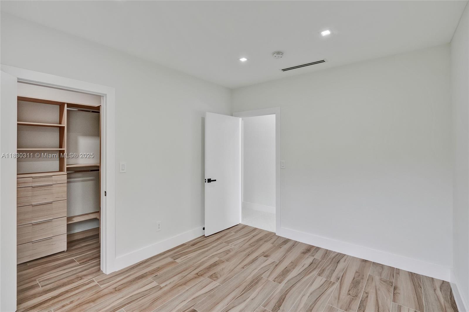 SKYLAKE MANORS - Residential