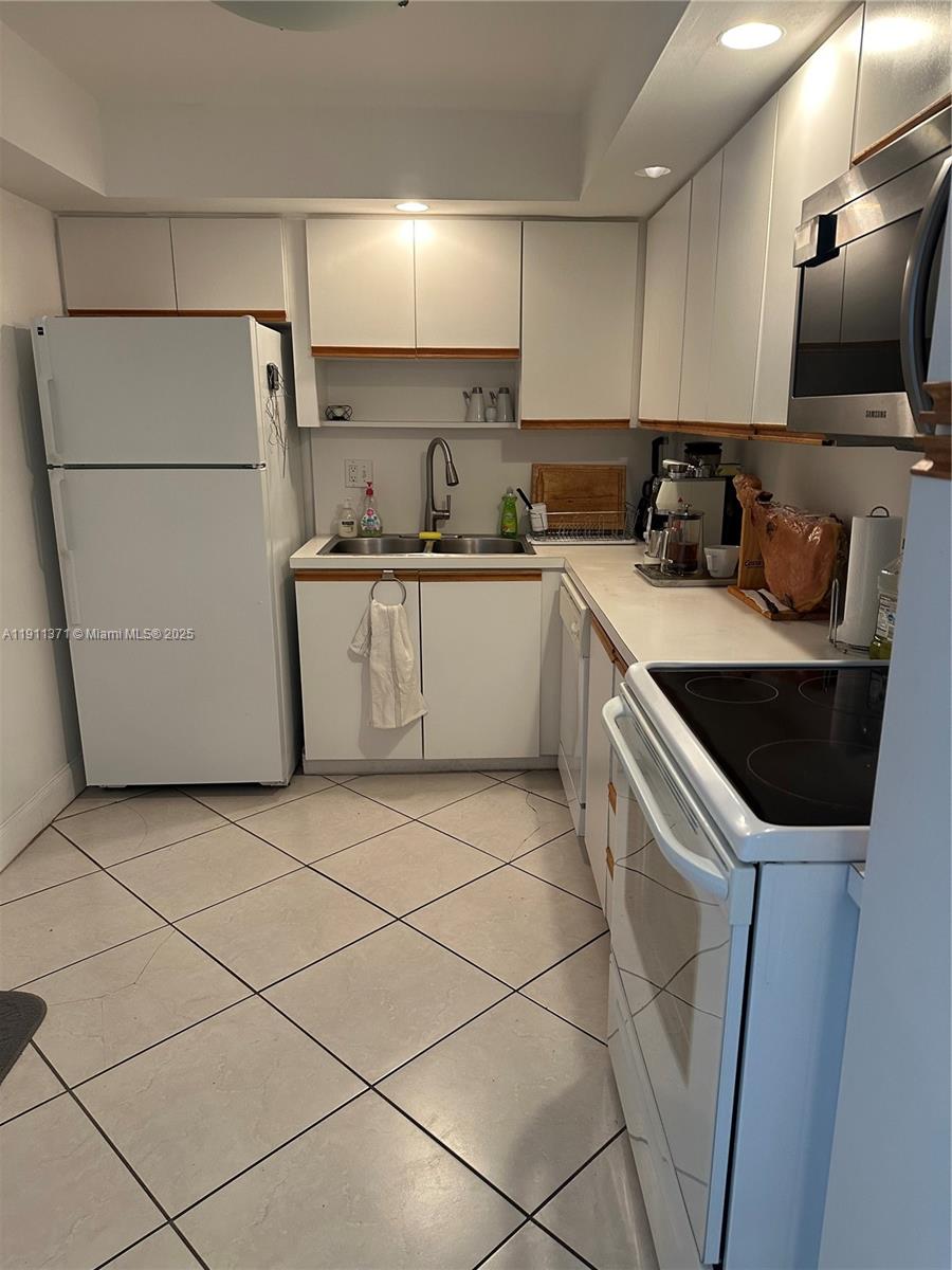 ASHLEIGH HOUSE CONDO - Residential Lease