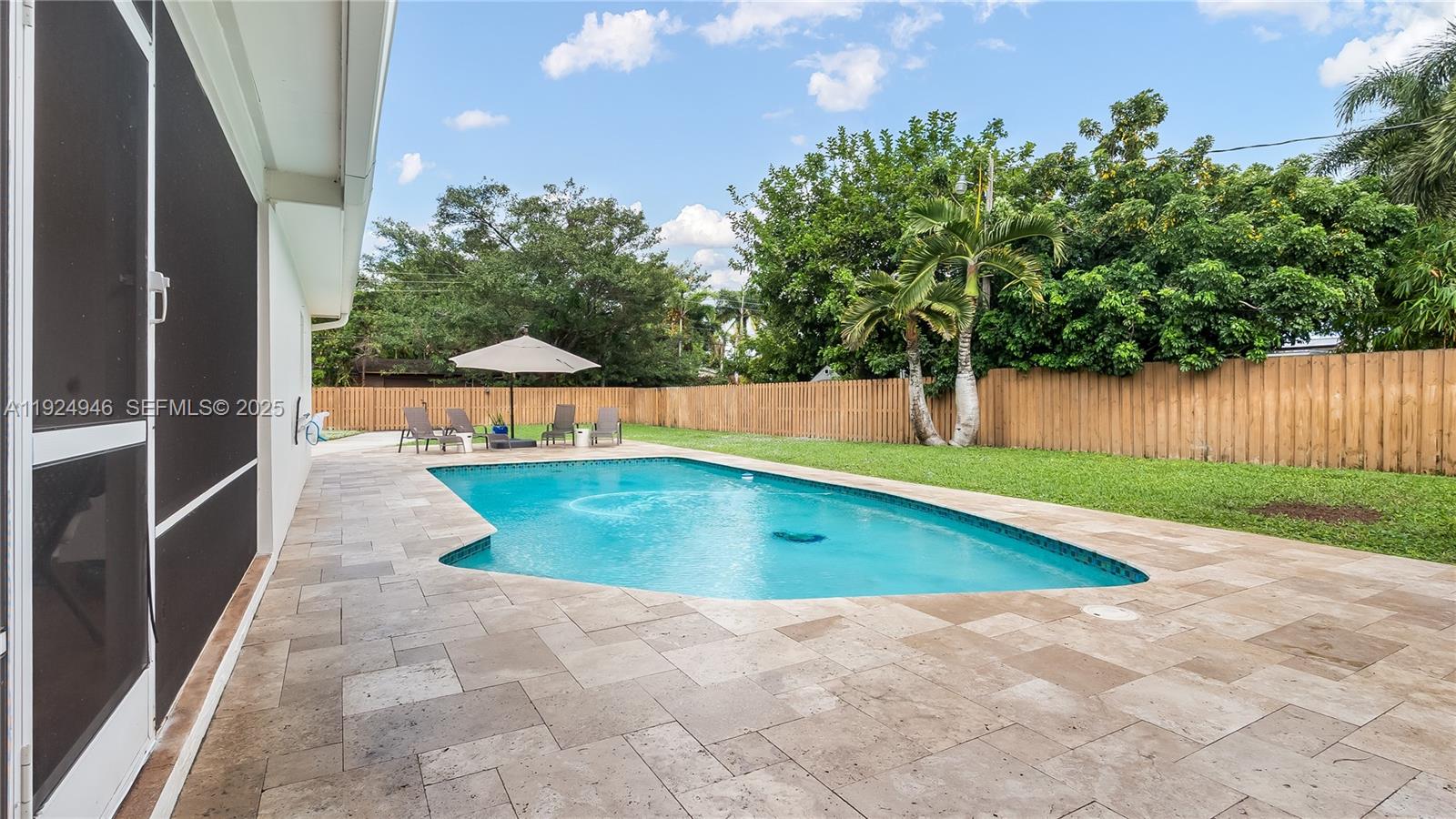 HOLLYWOOD HILLS - Residential