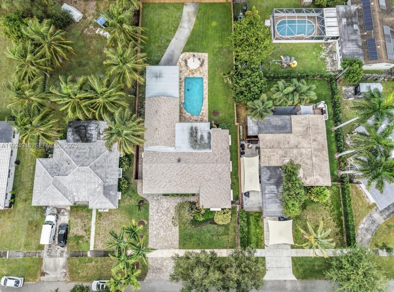 HOLLYWOOD HILLS - Residential