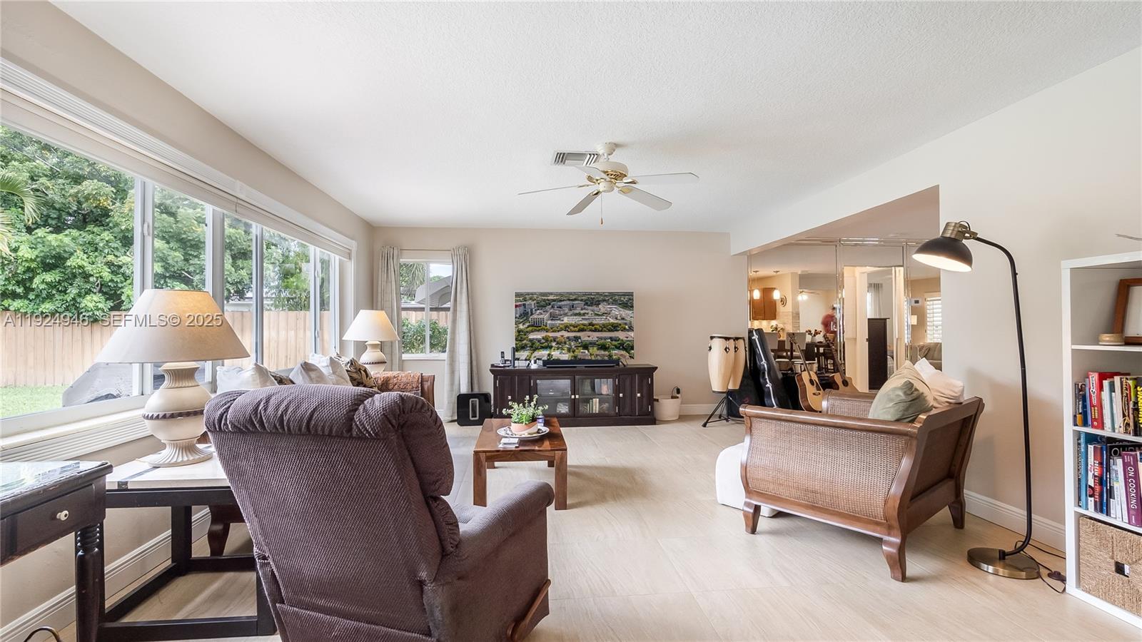 HOLLYWOOD HILLS - Residential