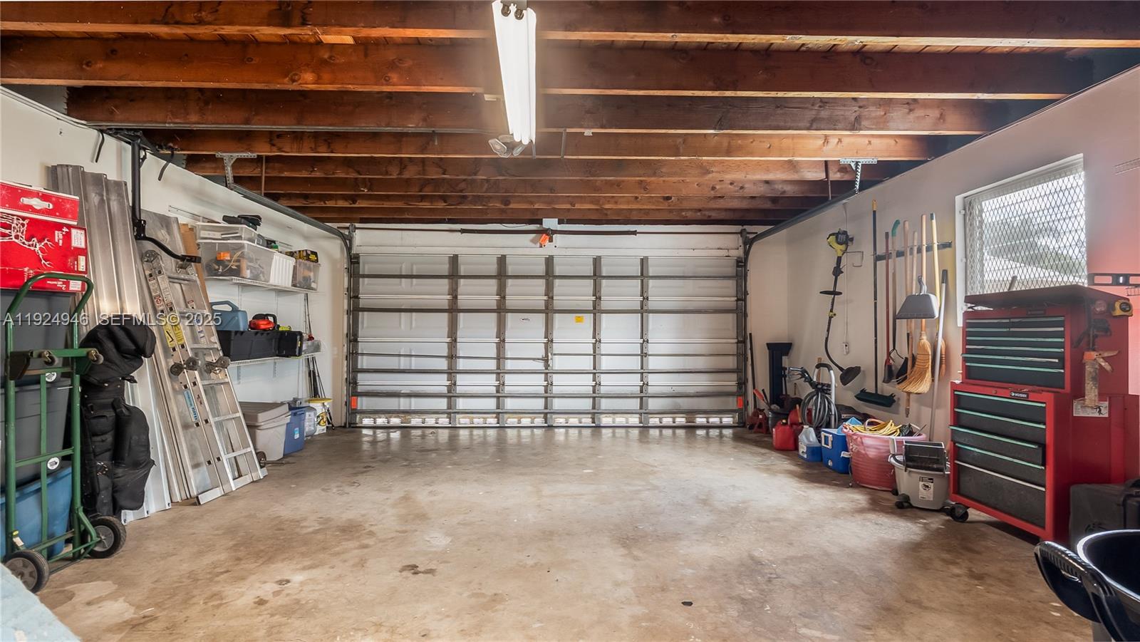 HOLLYWOOD HILLS - Residential