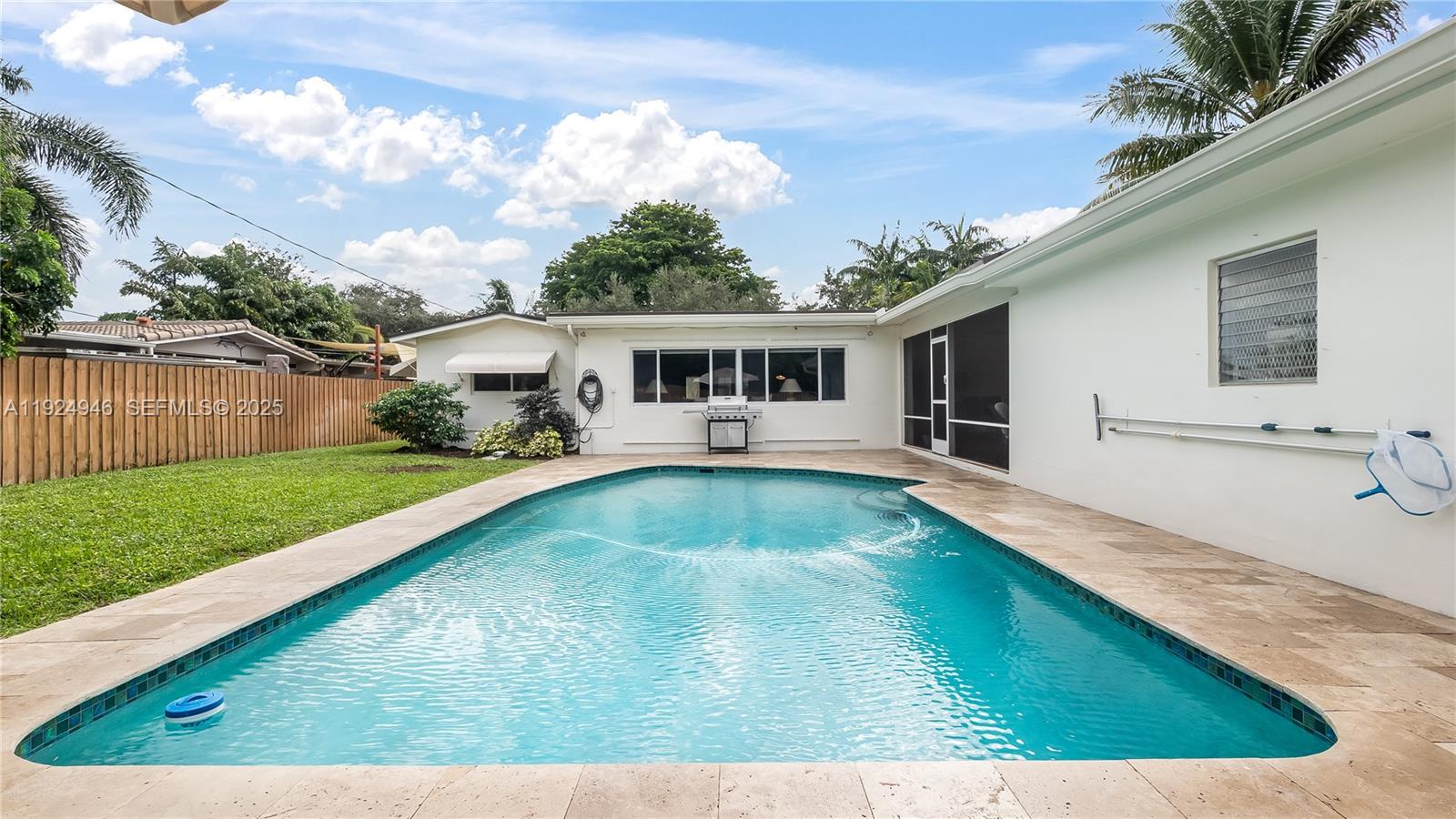 HOLLYWOOD HILLS - Residential