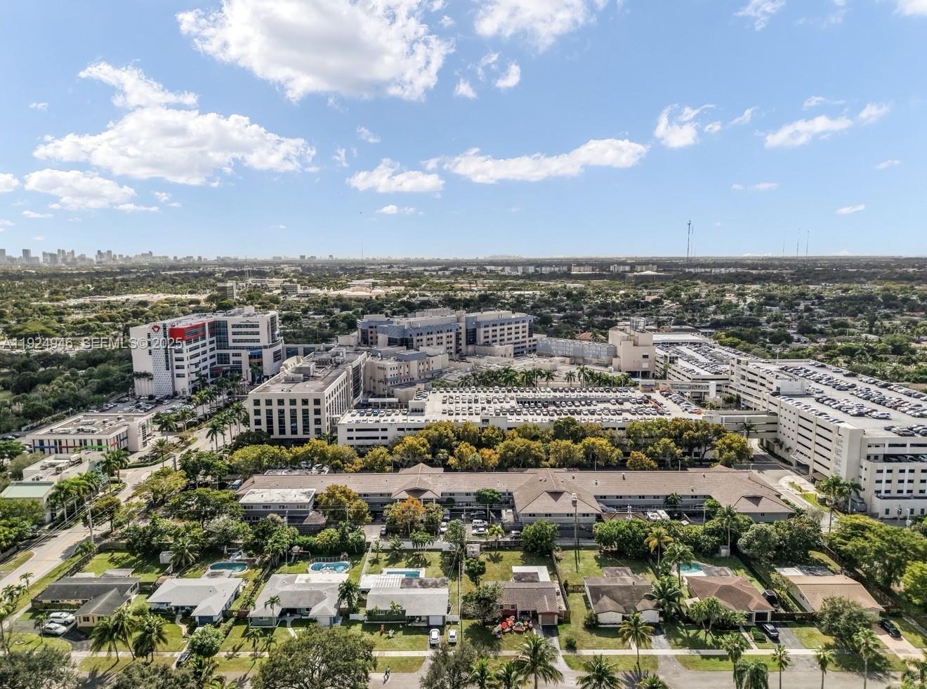 HOLLYWOOD HILLS - Residential