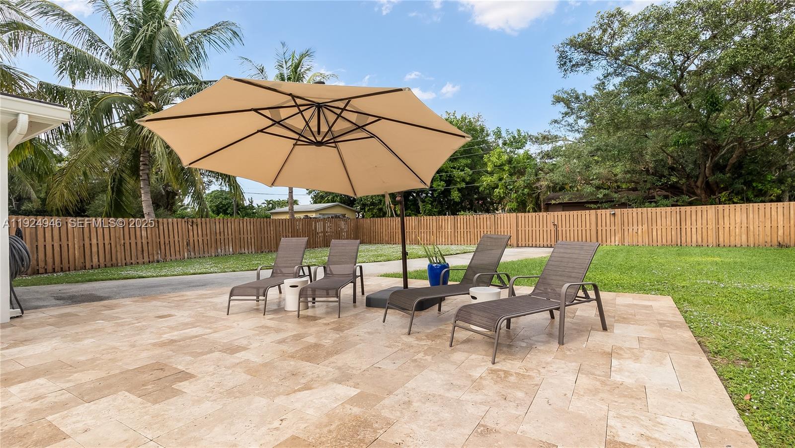 HOLLYWOOD HILLS - Residential