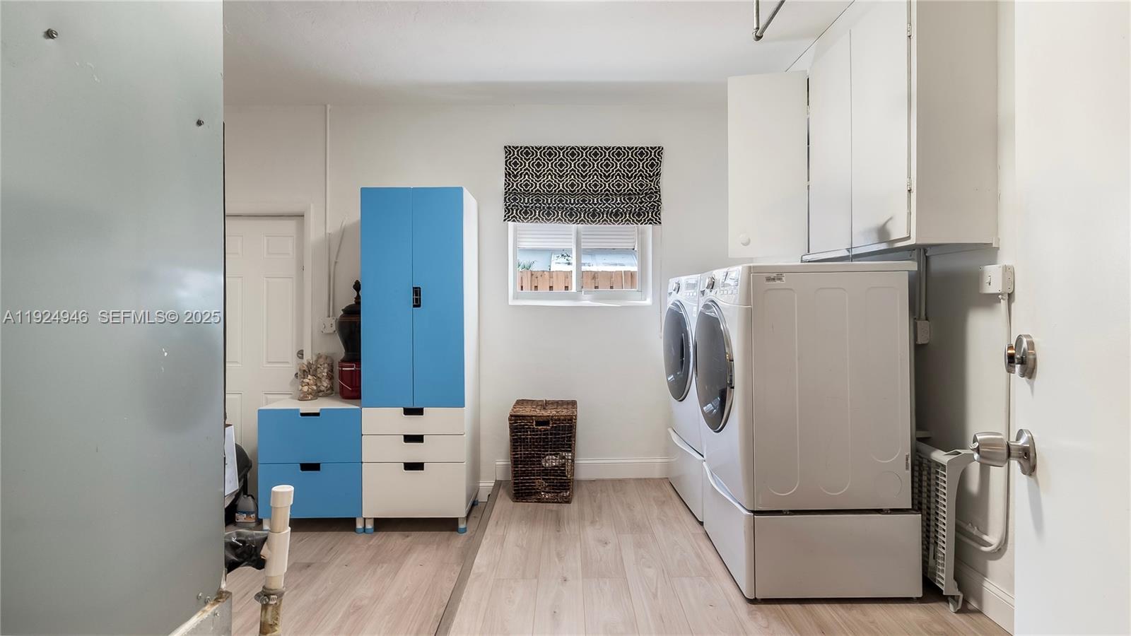 HOLLYWOOD HILLS - Residential