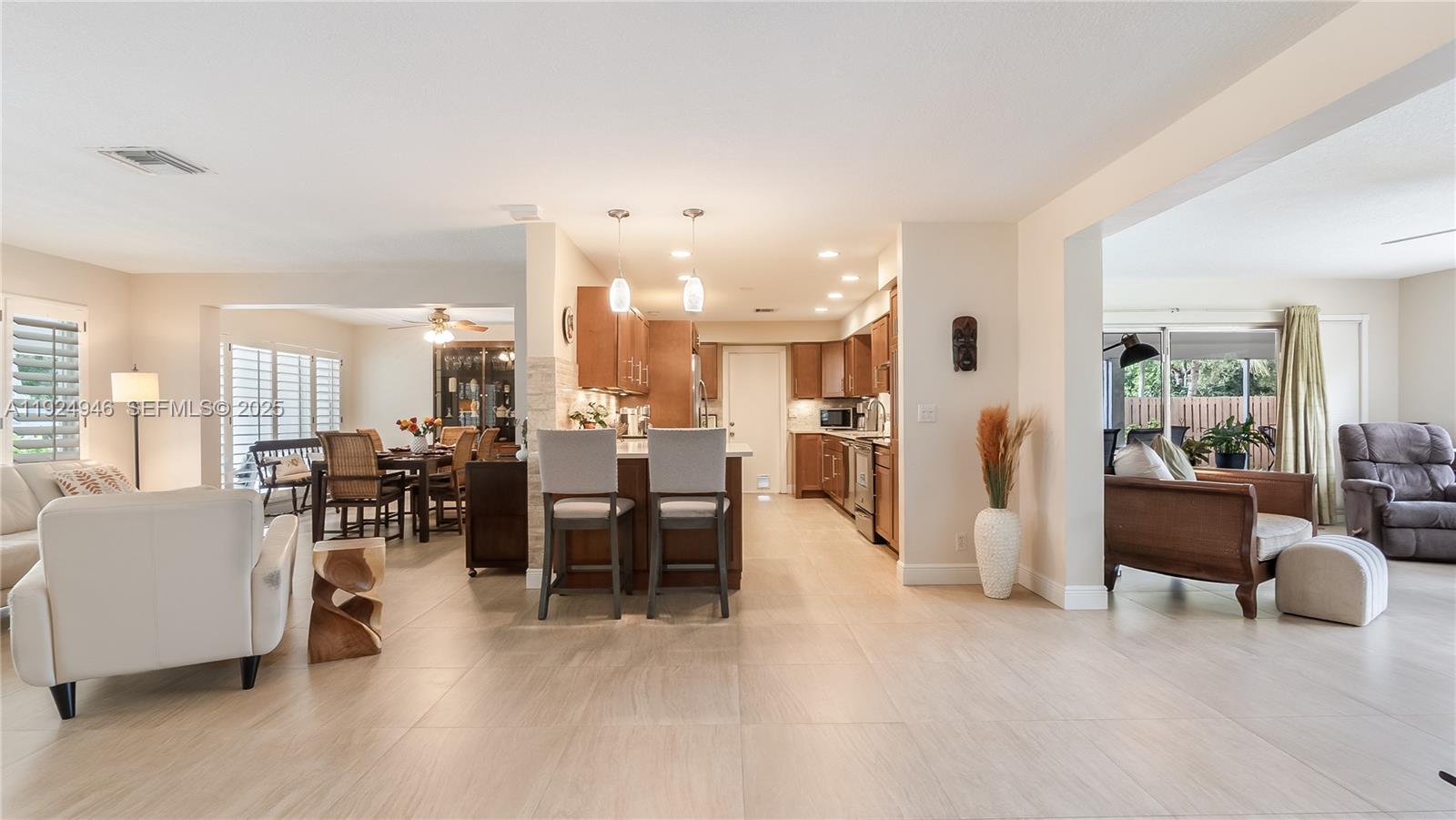 HOLLYWOOD HILLS - Residential