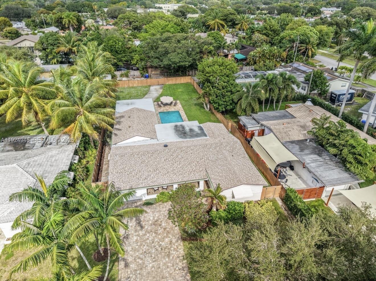 HOLLYWOOD HILLS - Residential